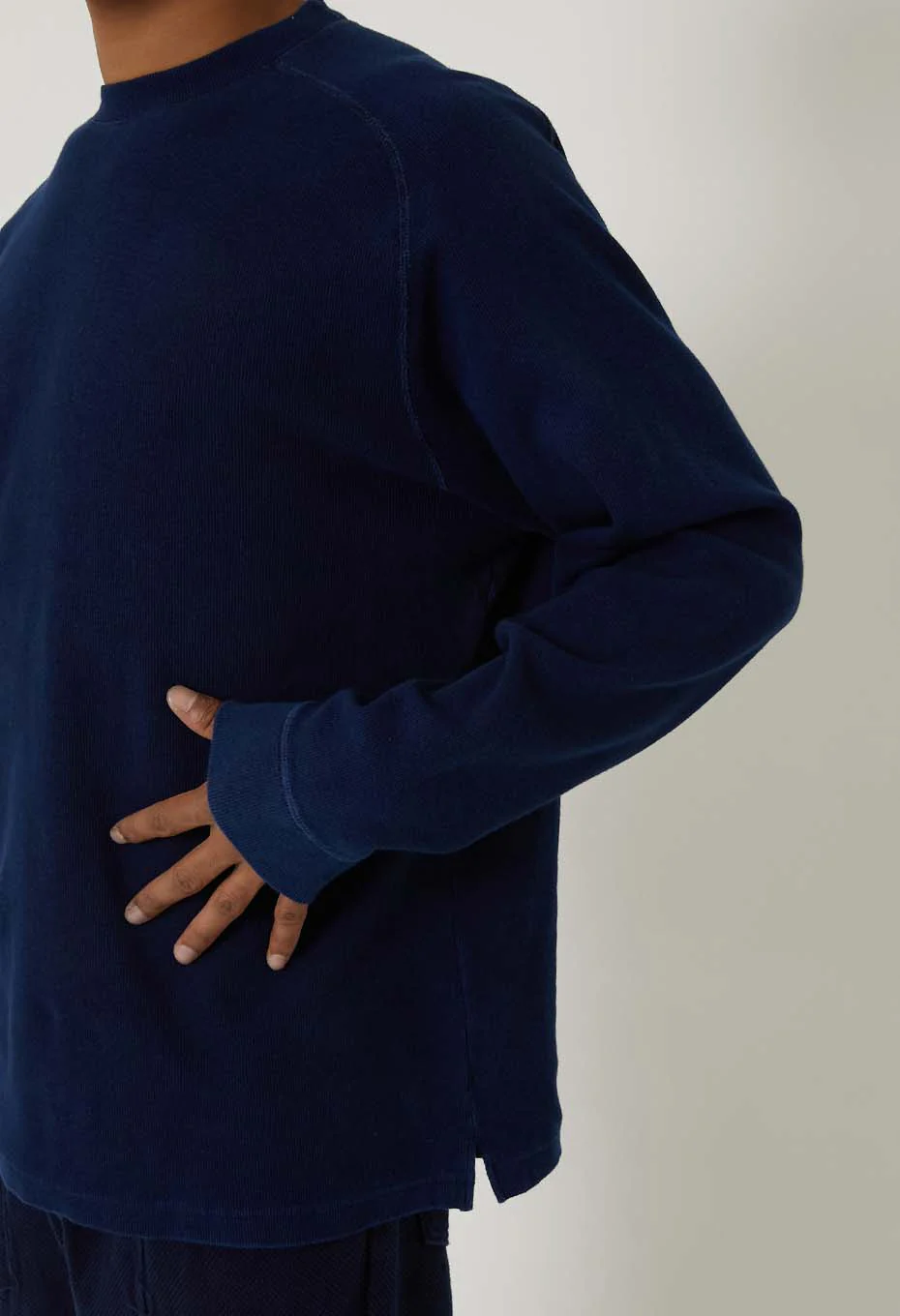 BLUE BLUE JAPAN MOD HAND DYED SLUB COTTON CREWNECK LS TEE - INDIGO - Image 4