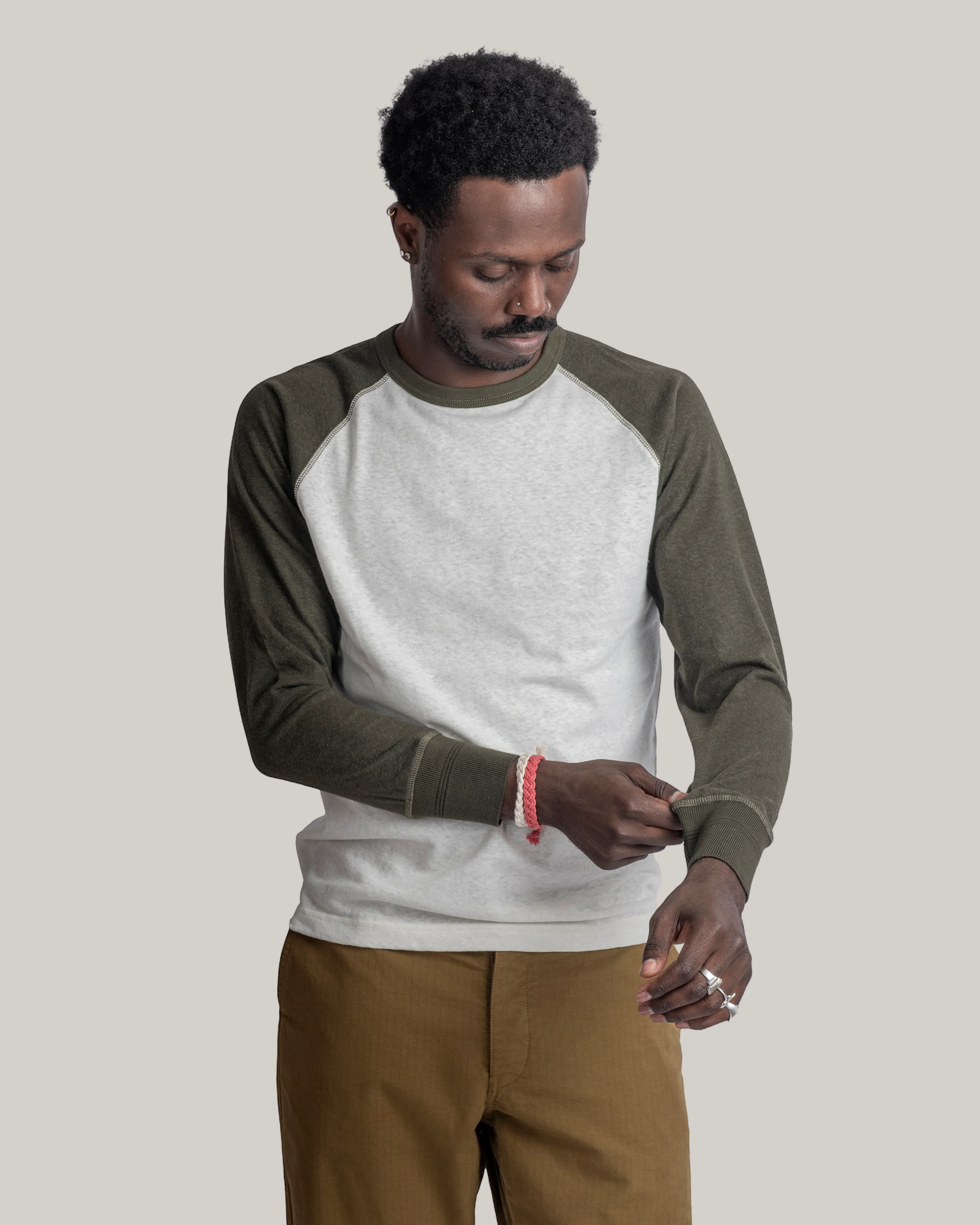HEIMAT COTTON/ HEMP CONTRAST T-SHIRT - SEASHELL/ MILITARY GREEN - Image 2