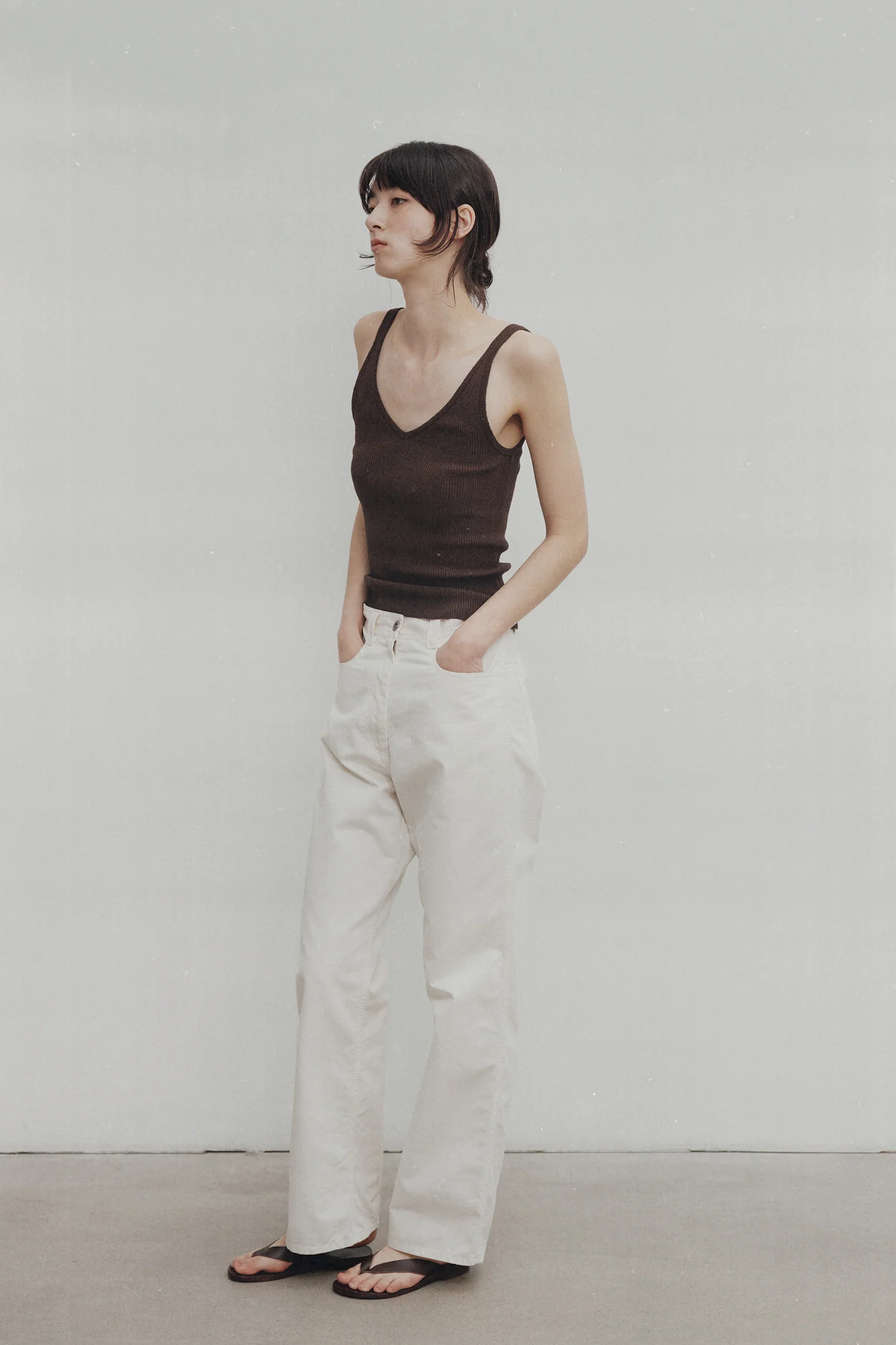 NOTHING WRITTEN HAZE V-NECK SLEEVELESS - BROWN - Image 5