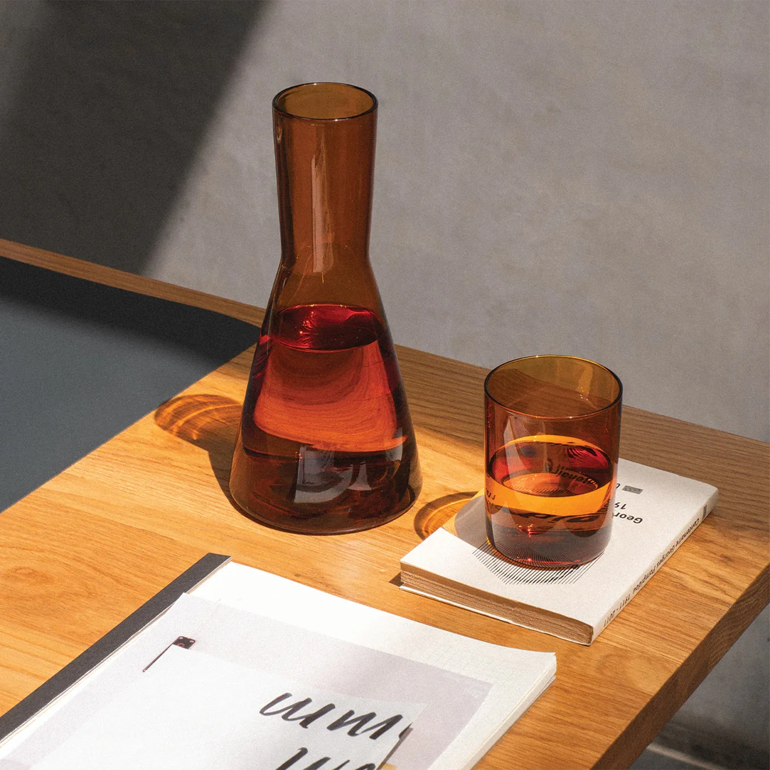 STUDIO MILLIGRAM CARAFE 725ML & CUP GIFT SET - AMBER - Image 3