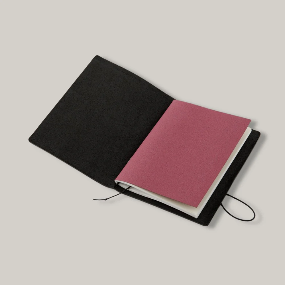 TRAVELER'S COMPANY NOTEBOOK PASSPORT BLACK - Image 4